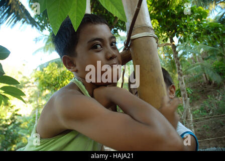 Zwei jungen im Dschungel, Lawigan, San, Joaquin, Iloilo, Philippinen. Stockfoto