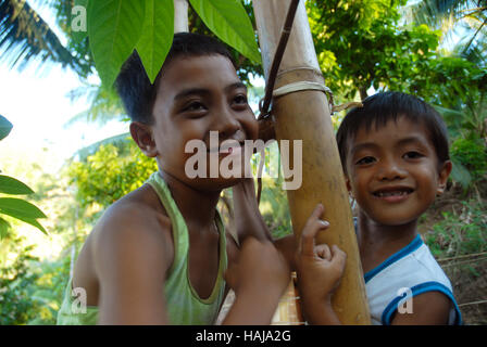 Zwei jungen im Dschungel, Lawigan, San, Joaquin, Iloilo, Philippinen. Stockfoto