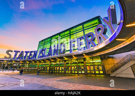 NEW YORK CITY - 29. Oktober 2016: Die Staten Island Ferry Terminal in Lower Manhattan. Stockfoto