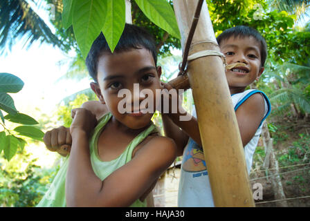 Zwei jungen im Dschungel, Lawigan, San, Joaquin, Iloilo, Philippinen. Stockfoto