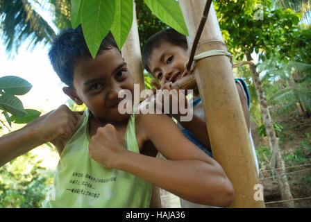 Zwei jungen im Dschungel, Lawigan, San, Joaquin, Iloilo, Philippinen. Stockfoto