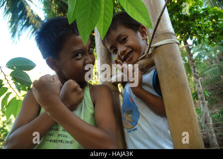 Zwei jungen im Dschungel, Lawigan, San, Joaquin, Iloilo, Philippinen. Stockfoto