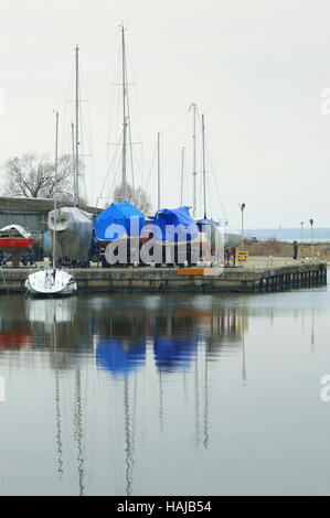 Speichern von Yacht während des Winters halten von Yachten, Boote auf der Anklagebank, Winterlager Stockfoto