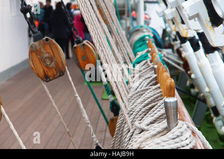 Marineausrüstung, Segelboot, Seil, Poller, Seil, Rettungsboot, Mast Stockfoto