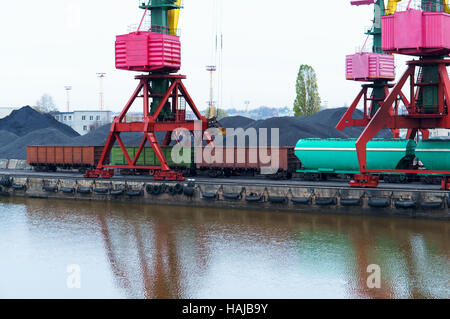 Kräne im Hafen, Kohle, Güterzug, Cargo-terminal Stockfoto