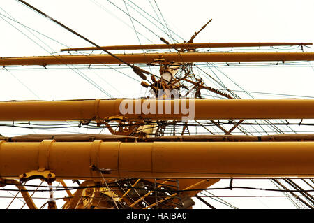 der gelbe Metallmast Segelboot Teil der Segelboot Masten des Schiffes Stockfoto