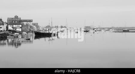 Schwarzweiß-Foto von Wells Nächster Hafen oder Kai bei Flut, Norfolk, England, Großbritannien. Stockfoto