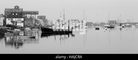 Schwarzweiß-Foto von Wells Nächster Hafen oder Kai bei Flut, Norfolk, England, Großbritannien. Stockfoto
