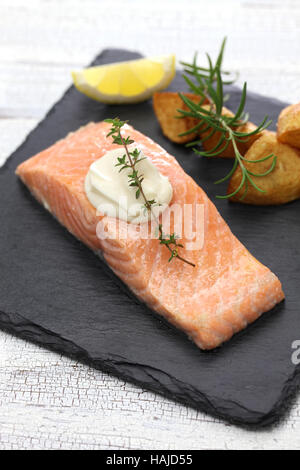 Lachssteak mit Bratkartoffeln Stockfoto