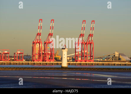 Merseyside, Liverpool, UK, Liverpool2 Containerterminal von New Brighton, schälen Ports Stockfoto