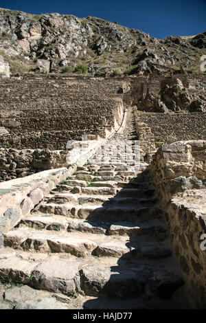 Schritte auf landwirtschaftlichen Terrassen, Ruinen von Ollantaytambo, Ollantaytambo, Cusco, Peru Stockfoto