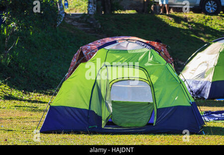 Camping in der Wildnis, Zelt am Campingplatz in Morgen Stockfoto