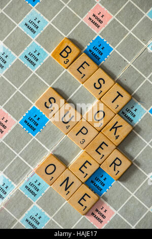 positive Worte an Scrabble-Brett Stockfoto