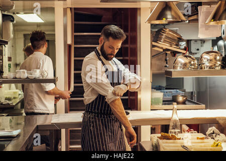 Joni Francisco, Chef de Partie, bereitet sich für Mittagessen im Restaurant. Die Küche von Gauthier Soho im Zentrum von London. Fotografien von Antoni Stockfoto