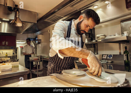 Joni Francisco, Chef de Partie, bereitet eine Gericht während Mittagessen Service im Restaurant. Die Küche von Gauthier Soho im Zentrum von London. Fotos b Stockfoto