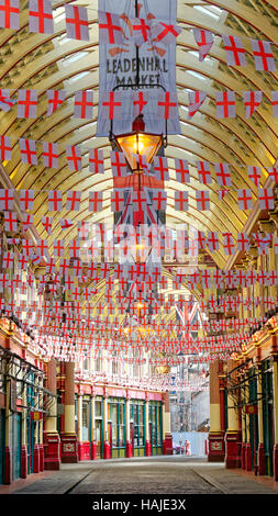 Leadenhall Market Interieur mit St George Flags eingerichtet Stockfoto