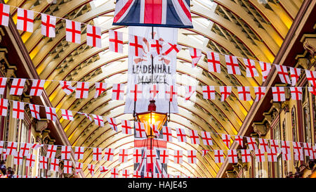 Leadenhall Market Interieur mit St George Flags eingerichtet Stockfoto