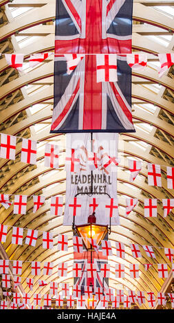 Leadenhall Market Interieur mit St George Flags eingerichtet Stockfoto