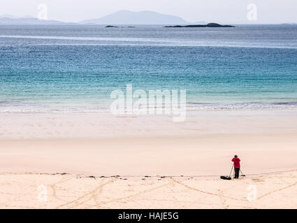 Ein Fotograf am Hushinish Strand, Harris, Hebriden, Schottland Stockfoto