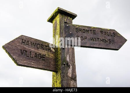 Ein Fußweg zu Top Withens und Bronte Wasserfällen in der Nähe von Haworth Dorf, Yorkshire, Großbritannien Stockfoto
