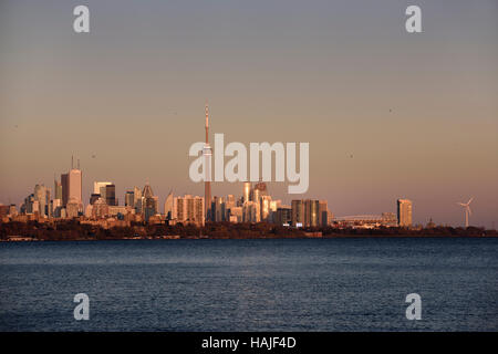 Goldenes Licht auf Downtown Toronto Skyline im Sonnenuntergang von Humber Bay Park Stockfoto