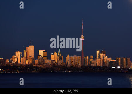 Rotes Leuchten auf Toronto Stadtbild in der Dämmerung nach super Mondaufgang Stockfoto