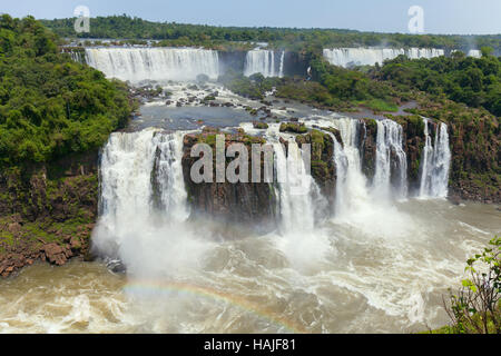 Iguazu-Wasserfälle. Naturwunder der Welt. Die majestätische Schönheit der Wasserfälle Stockfoto