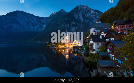 Morgendämmerung über Stadt Hallstatt und Traun, Saltzkammergut, Österreich Stockfoto