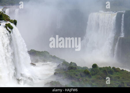 Iguazu. Naturwunder der Welt. Die majestätische Schönheit der Wasserfälle Stockfoto