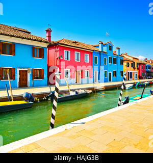 Wahrzeichen von Venedig, Burano Insel Kanal, bunte Häuser und Boote, Italien. Langzeitbelichtung Fotografie Stockfoto