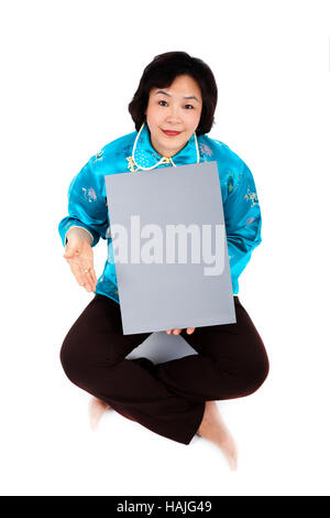 Chinesische Frau Holding Blank grau Board, auf weißem Hintergrund Stockfoto