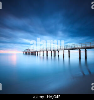 Moderne Stahl-Pier in eine kalte Atmosphäre Langzeitbelichtung Fotografie in Lido Camaiore, Versilia, Toskana, Italien, Europa Stockfoto