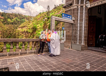 Ipiales, Ecuador - 11. September 2016: religiöse paar ist bekennend zu einem Priester in Las Lajas Heiligtum einer Basilika Stockfoto