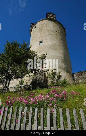 Sommer-Blick auf die Wand und Turm des Schlosses Gruyères Schweiz. Stockfoto