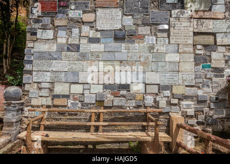 Ipiales, Ecuador - 11. September 2016: Marmor-Platten mit den religiösen Texten auf Las Lajas Heiligtum Mauer In einer Schlucht In Ipiales, Kolumbien Stockfoto