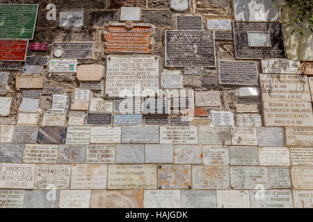 Ipiales, Ecuador - 11. September 2016: Marmor-Platten mit den religiösen Texten Las Lajas katholischen Kirche, gebaut im Canyon Stockfoto