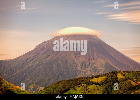 Langzeitbelichtung der Vulkan Tungurahua, beleuchtet durch das Mondlicht, Ecuador, Südamerika Stockfoto