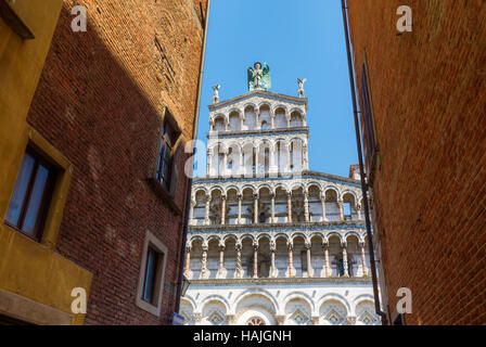 Blick durch eine Gasse auf die Kirche San Michele in Foro in Lucca, Italien Stockfoto