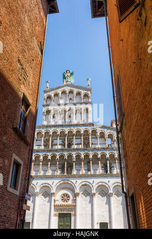 Blick durch eine Gasse auf die Kirche San Michele in Foro in Lucca, Italien Stockfoto