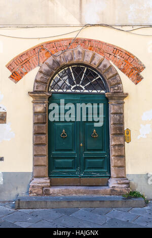 Tür eines alten Gebäudes in Lucca, Italien Stockfoto