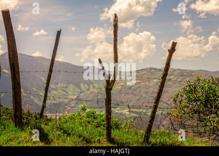 Alte Beiträge von Holz-Zaun mit Stacheldraht, Aerial View Of Kordilleren der Anden im Hintergrund, Ecuador, Südamerika Stockfoto