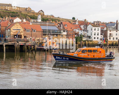 Scarborough Shannon-Klasse 13-15 RNLB "Frederic William Plaxton" auf die Rettungsstation von Whitby Stockfoto