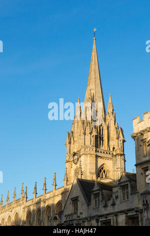 Universität Kirche von St Mary the Virgin im morgendlichen Sonnenlicht. Oxford, England Stockfoto