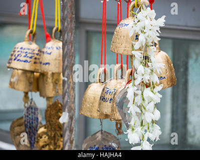 Messing-Glocken mit Inschriften an einem Regentag an der Shwedagon-Pagode in Yangon, Myanmar. Die Inschriften sind in der thailändischen Sprache. S Stockfoto