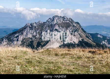 felsige Dolomitian Velký Rozsutec Hügel von Bergwiese auf Stoh Hügel in Mala Fatra Gebirge im Herbst Stockfoto