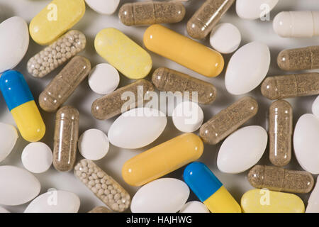 Farbigen Pillen, Tabletten und Kapseln auf weißem Hintergrund Stockfoto
