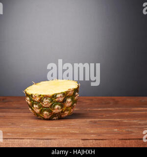 RAW schneiden Ananas auf Oberfläche Holztisch Stockfoto