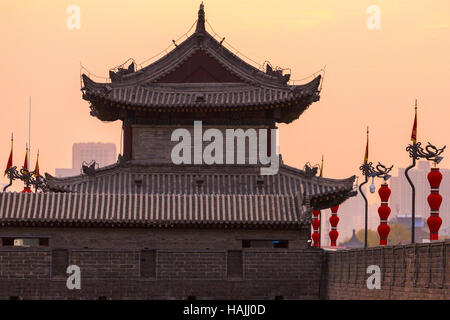 Wachturm und Laternen auf Xian Stadt Wände, Shaanxi, China Stockfoto