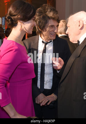 (Links-rechts) Sally Humphries, Ronnie Wood und Sir David Attenborough während der Tusk Conservation Awards im Victoria and Albert Museum in London. Stockfoto