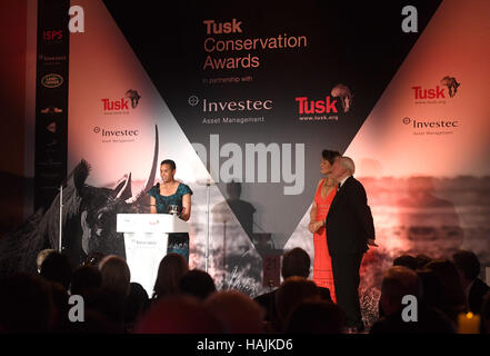 Cathy Drayer erhält eine Erhaltung in Afrika Award während der Tusk Conservation Awards im Victoria and Albert Museum in London. Stockfoto